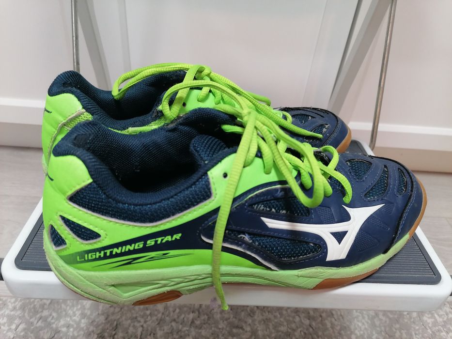 Маратонки за момче 37 и 38 номер. 
1. Футболни маратонки Adidas в черн