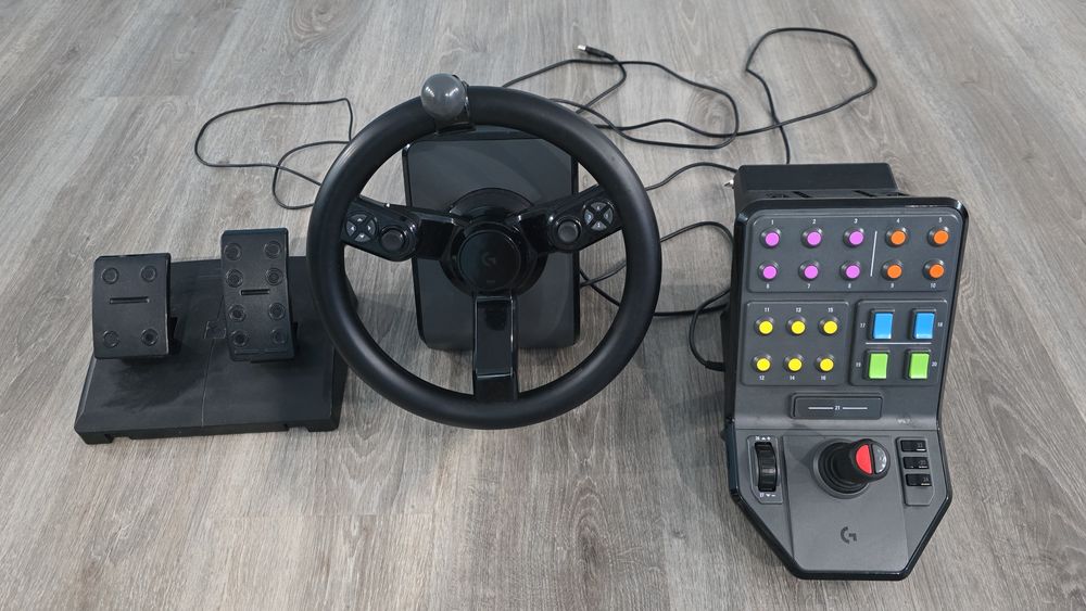 Volan cu pedale și consolă pentru simulatoare