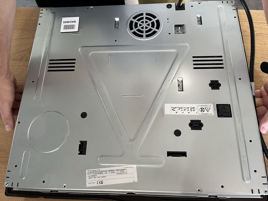 BOSCH Индукционен плот 60 cm Черно, монтаж над плот без рамка