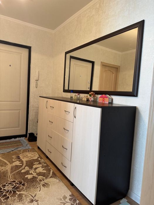 Комод с двумя панелями и  с зеркалом,