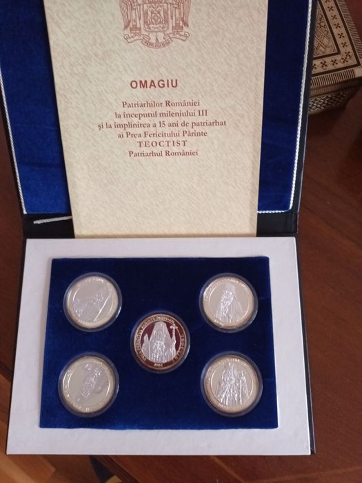 Set medalistic comemorativ Patriarhia Română , Omagiu patriarhilor României. 2001
