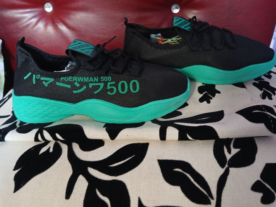 Vând Adidași mărimea 41, 42