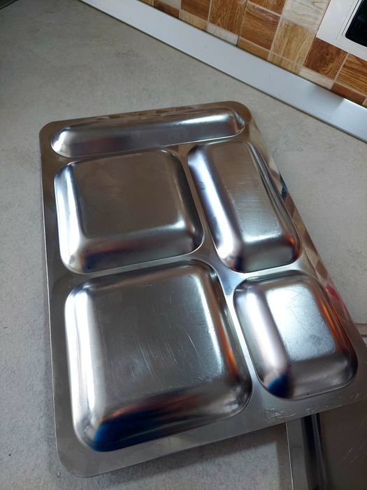 Tavă compartimentata