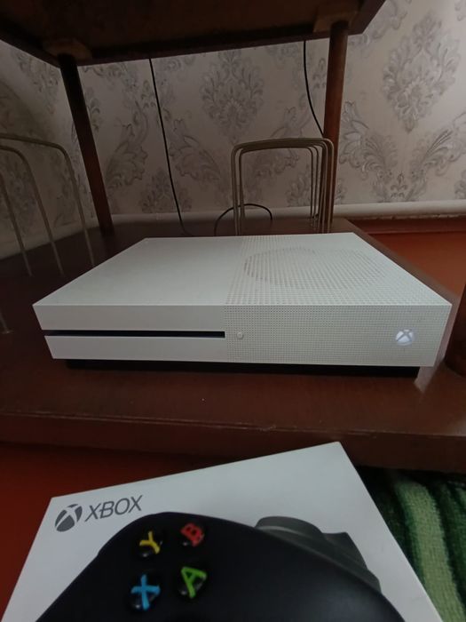Приставка Xbox one S в отличном состоянии.
