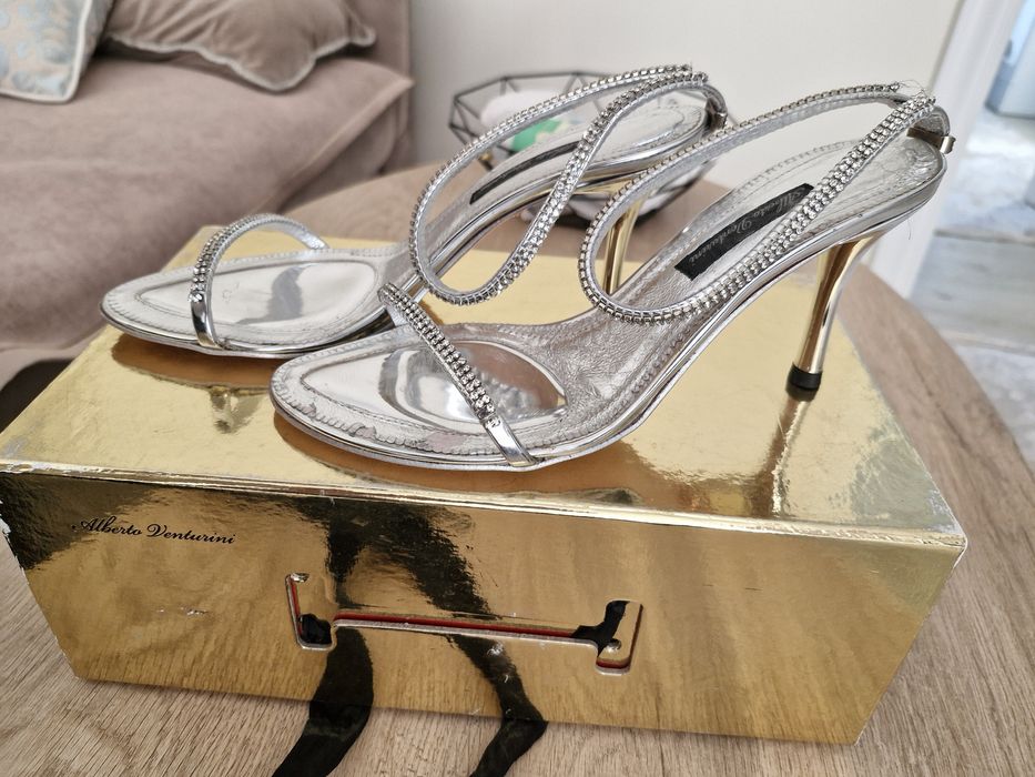 Серебристые босоножки