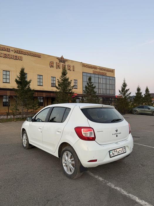 Рено сандеро,хэтчбек, 2015г-1,6