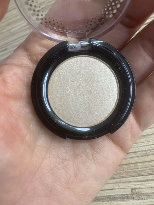 Тени  для  век.