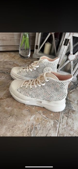 Нови Converse