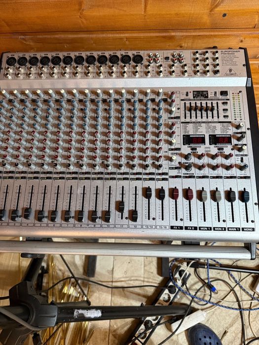 Mixer cu putere in el Behringer Europower PMH 5000
