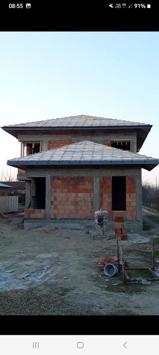 executam lucrări în construcții Case la rosu interioare