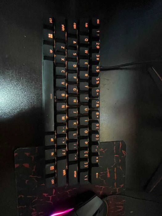 Компютър с мишка и клавиатура