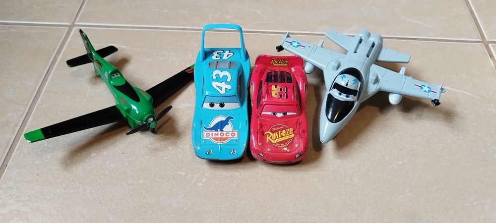 Продавам играчки, дрехи и спално бельо от поредицата Колите на Дисни