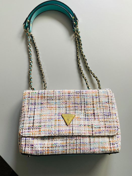 Guess нова много красива чанта букле и кожа