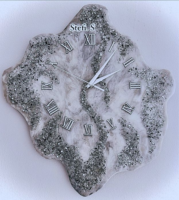 Часовник от епоксидна смола и кристали