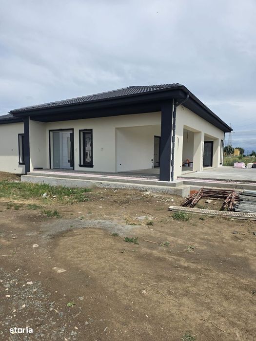 Vila construita la sol in Cartierul Atena cu teren generos