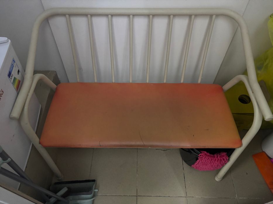 Стеклянный стол и скамейка