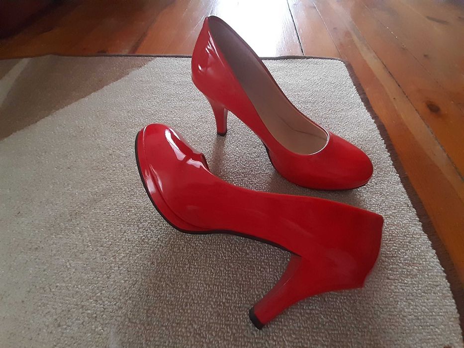 НОВИ! Червени лачени обувки на ток 38 номер