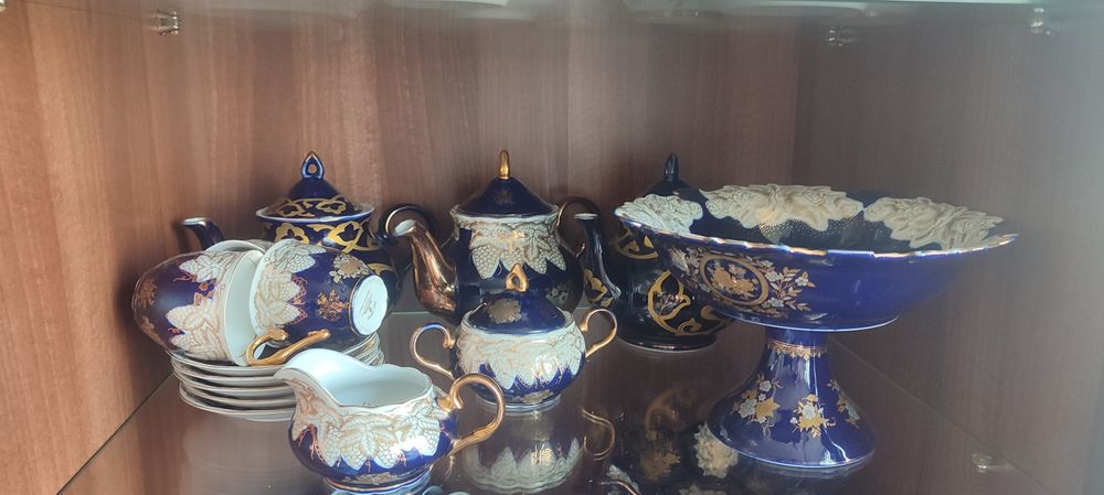 Продам столовый и чайный сервиз форфор