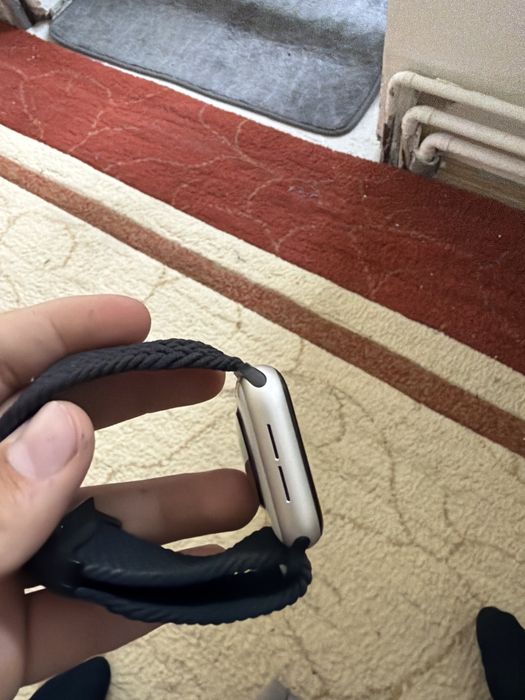 Vând Apple Watch cu câteva mici zgârieturi care se văd în poză în rest este ca nou a fost folosit doar trei luni