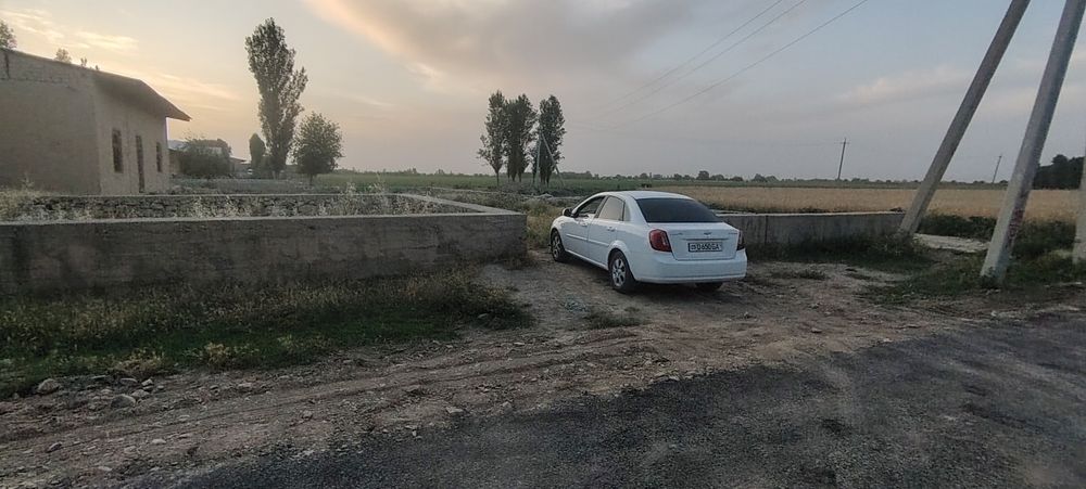 Kuyovboshida uy er uchaska sotiladi 12 sotx 2xona usti yopilgan.