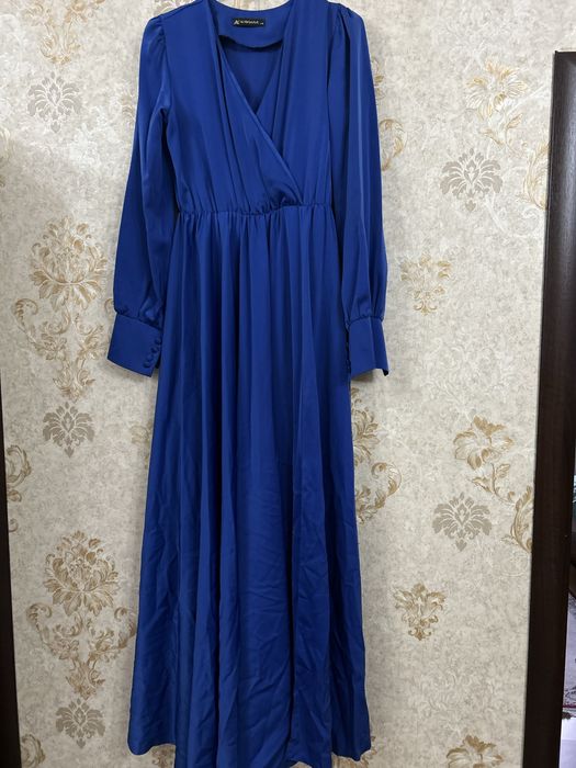 женское длинное платья с небольшим вырезом