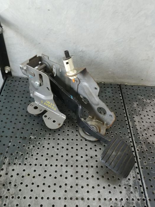 pedala frana 1.5  dci  renault megane 3  465010015r