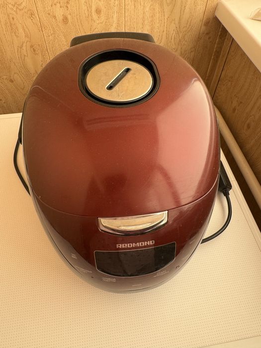 Мультиварка в рабочем состояние