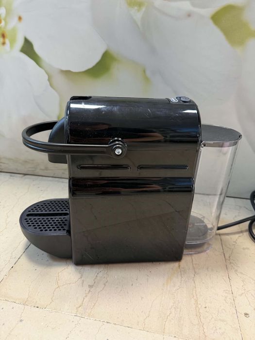 Кафемашина с капсули Nespresso Inissia Black