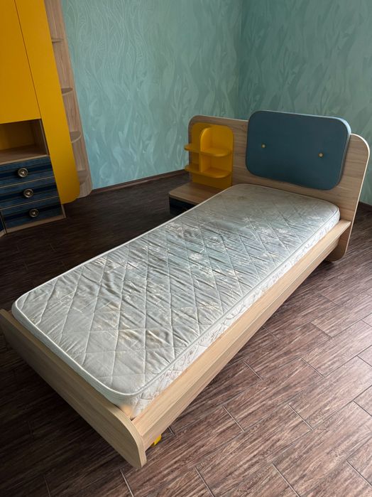 Кровать 1 спальная. Стол письменный