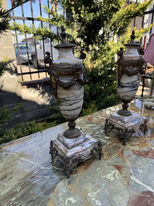 Doua vaze din marmura cu elemente bronz