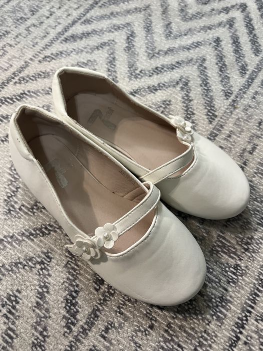 Белые туфли на выпускной  в детский  сад