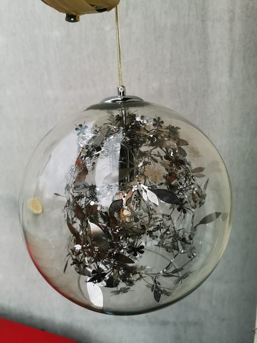 Vând lustra glob de sticla circa 30cm diametru model deosebit