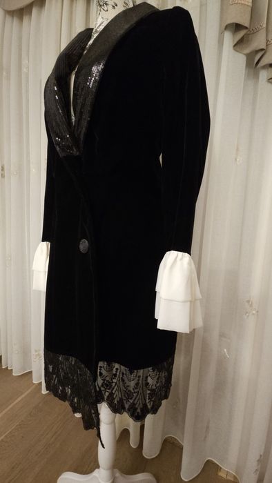 Rochie neagra de catifea, tip sarafan, cu dantela, mansete voal alb