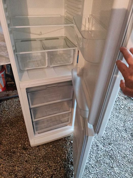 Продам три рабочих  холодильника ..