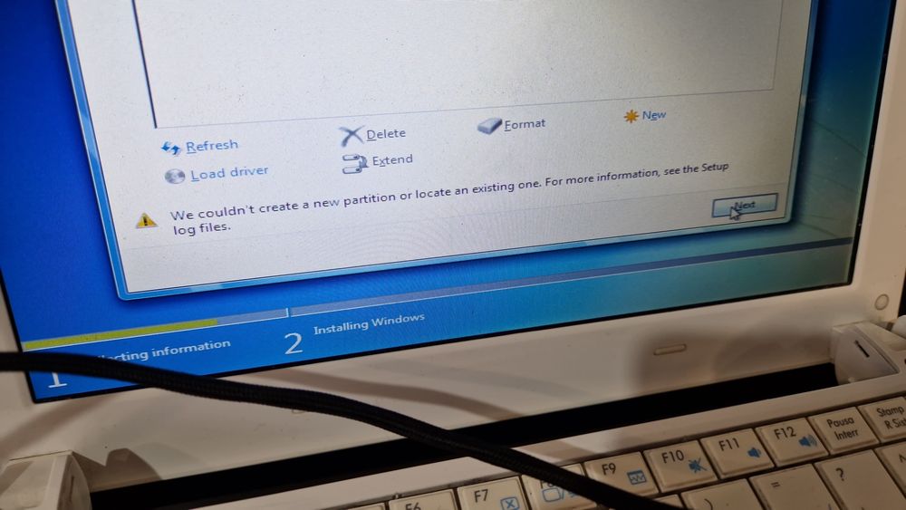 Mini Laptop Asus funcțional la priza a