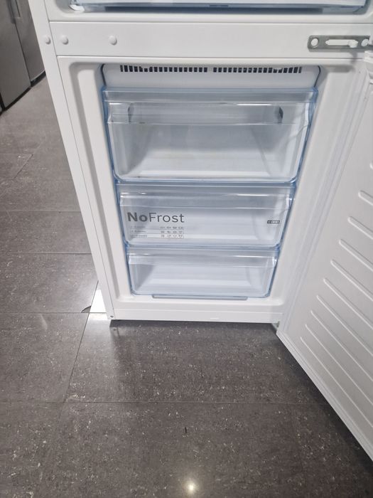 Хладилник с фризер Bosch 357 литра