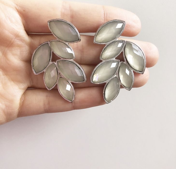 Стилни дамски обици с камъчета, подходящи за всеки повод