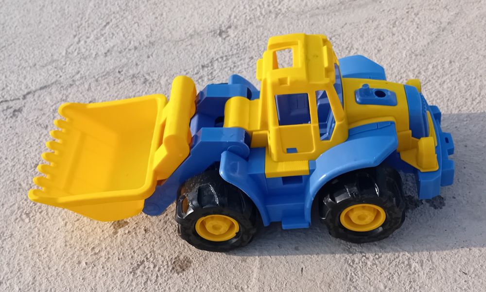 Детский трактор. Игрушка