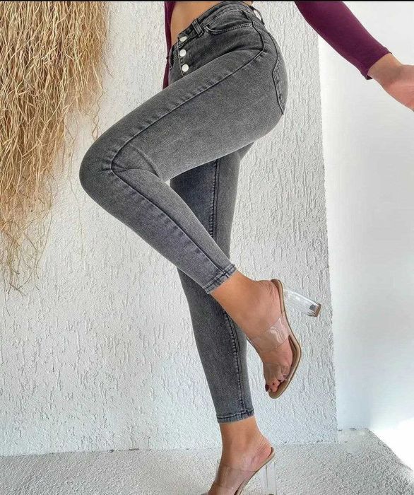В наличии шикарные джинсы DENIM