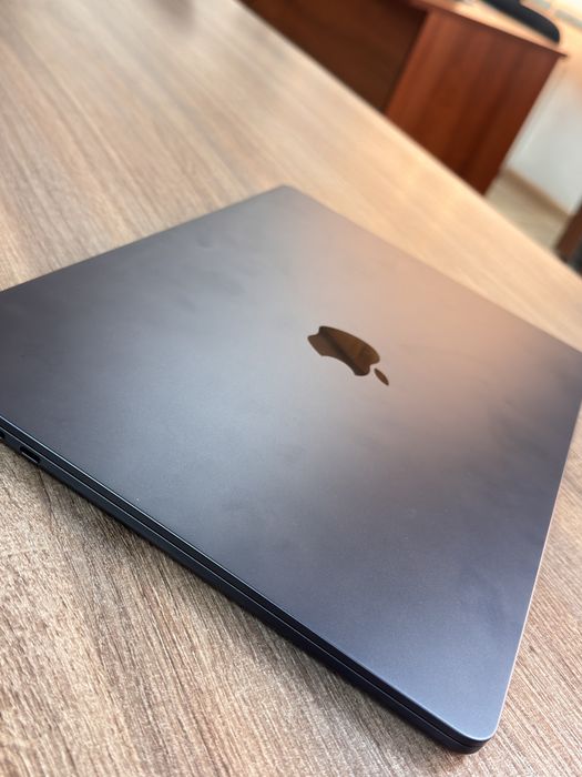 Продаю отличный MacBook Air на чипе Apple M2 в чёрном цвете