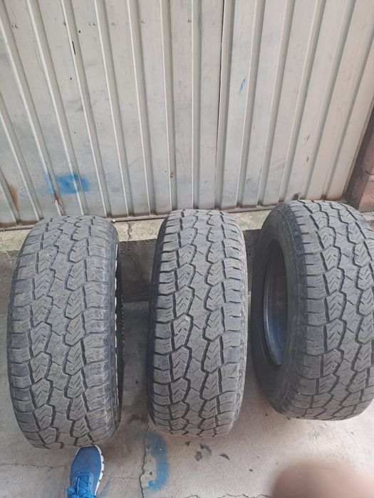 Продам резину б/у 265/65/17.