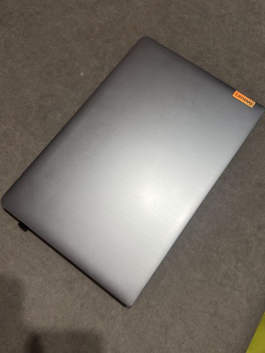 Laptop Lenovo 15 Inch i3