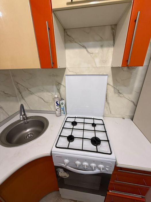 Продам кухонный вместе с газплитой