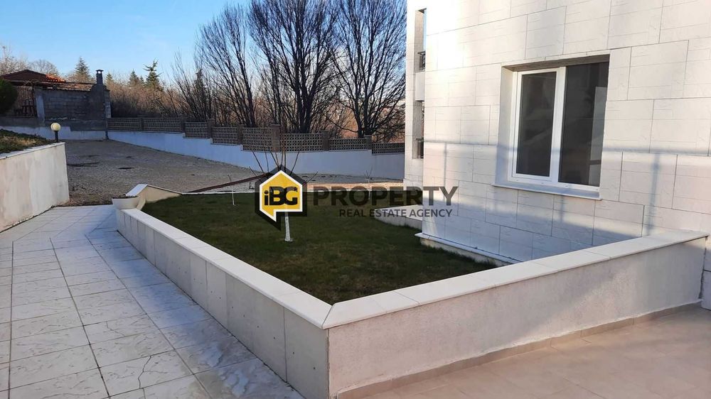 Тристаен апартамент с веранда в град Бяла