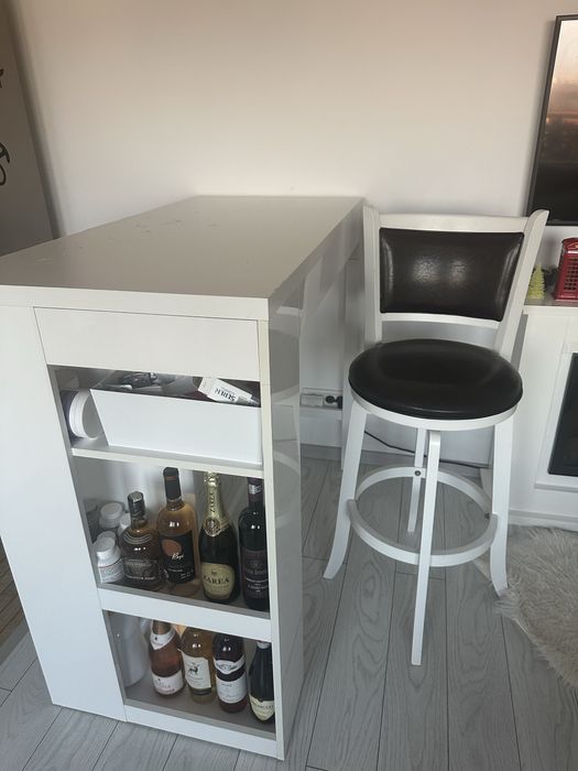 Vand masa bar plus un scaun in stare buna