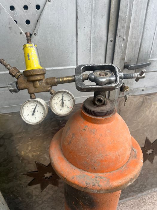 Продавам две кислородни бутилки, с тях също има резач и две горелки!