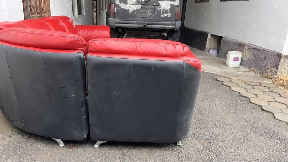 Диван кожанный, в отличном состоянии