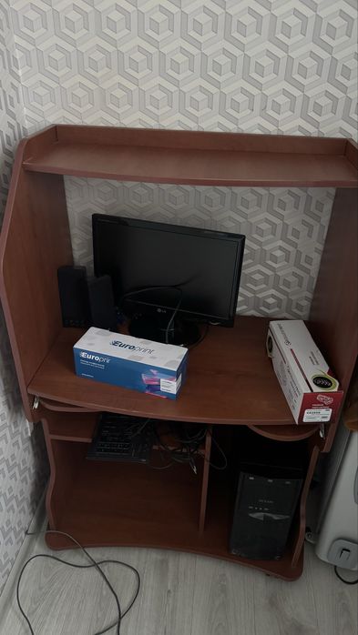 Стол и компьютер в подарок