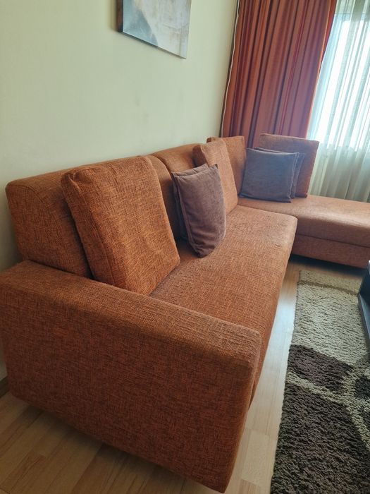 Vând colțar, culoare cărămizie