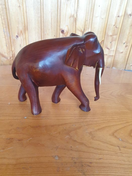 Vand Elefant din Lemn Sculptat